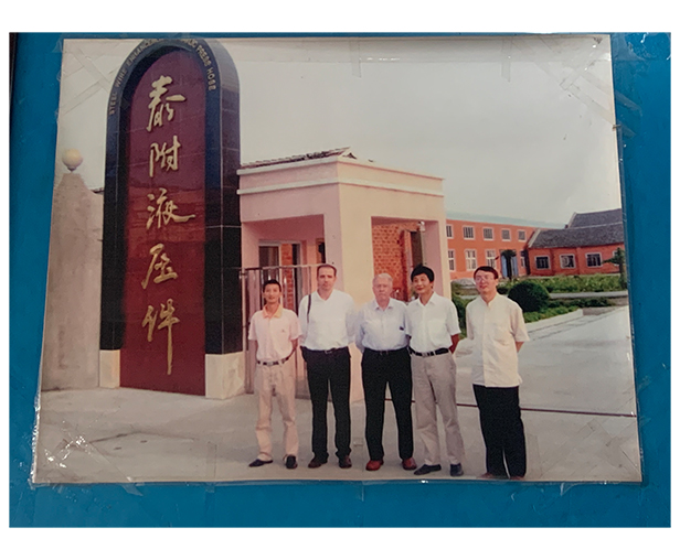 廠門前合影